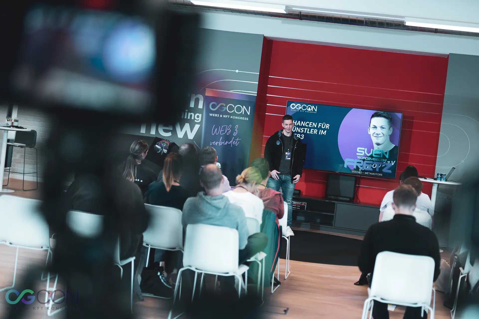 OGcon — Speaker auf der Bühne vor Publikum